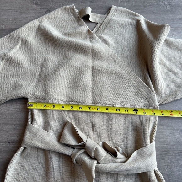 NWT V Neck Sweater Dress Batwing Sleeve - size medium - tan - Picture 2 of 4